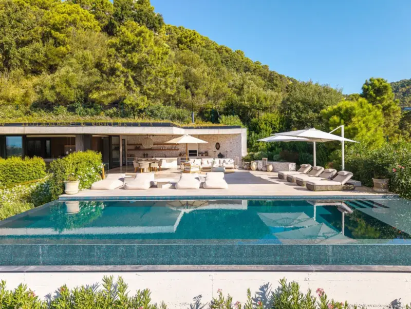 Some homes are designed to impose themselves on th... — Costa del Sol · Benahavís