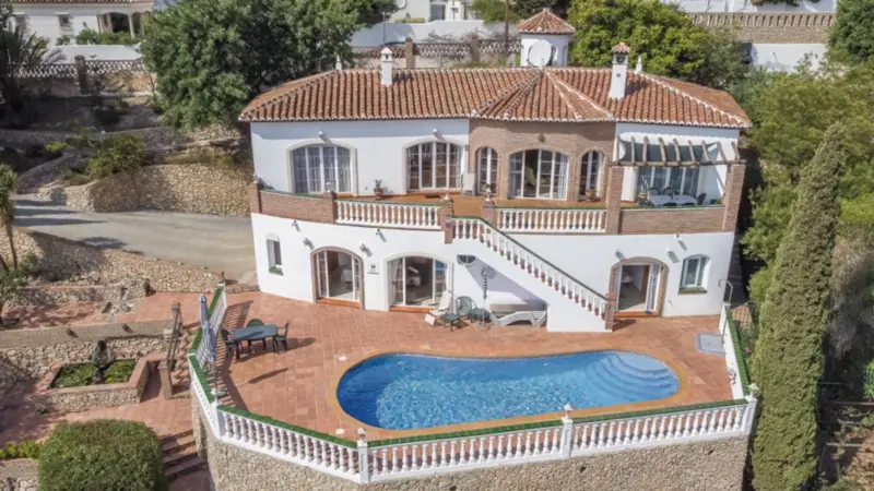 Stunning 5-Bedroom Villa with Separate Apartment i... — Costa del Sol East · Nerja