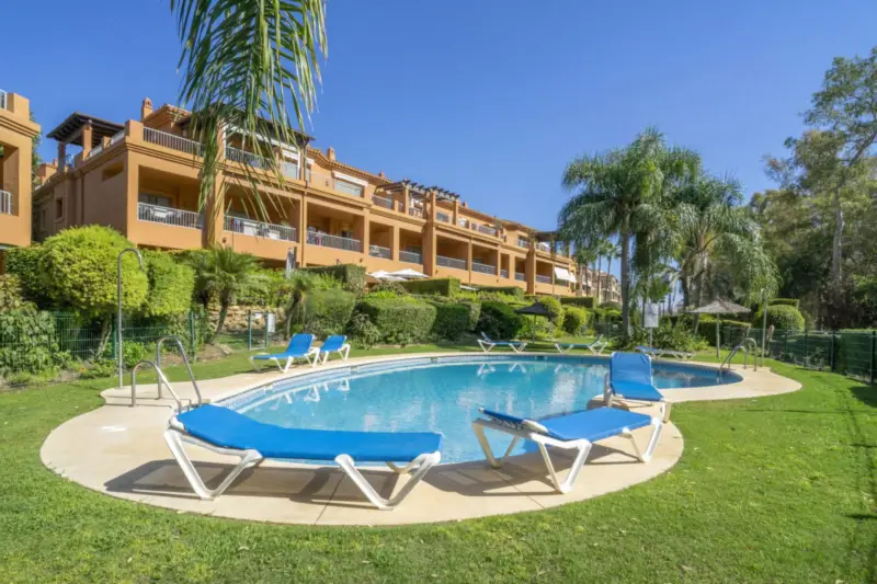Magnificent ground-floor apartment in frontline go... — Costa del Sol · Estepona