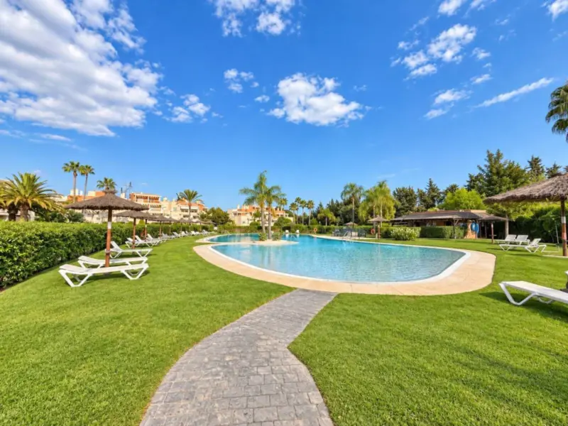 A magnificent first-floor property with an east-fa... — Costa del Sol · Estepona