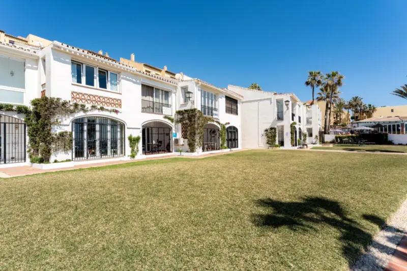 Discover the essence of coastal living in this sty... — Costa del Sol · Calahonda