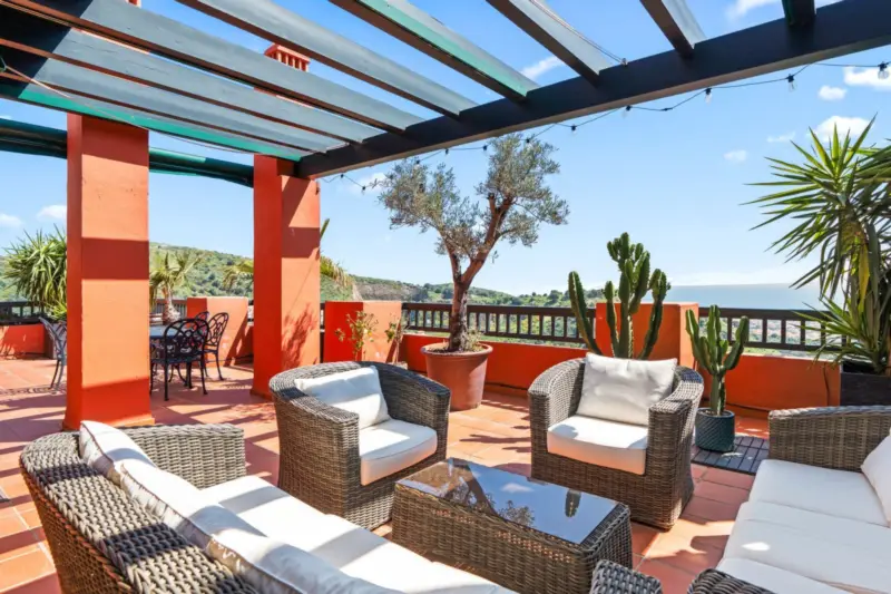 Spectacular top-floor apartment with 3 bedrooms, l... — Costa del Sol · Calahonda