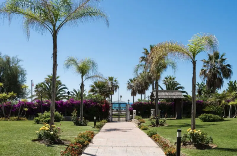 FIRST LINE BEACH COMPLEX IN PUERTO BANUS! Apart... — Costa del Sol · Puerto Banús