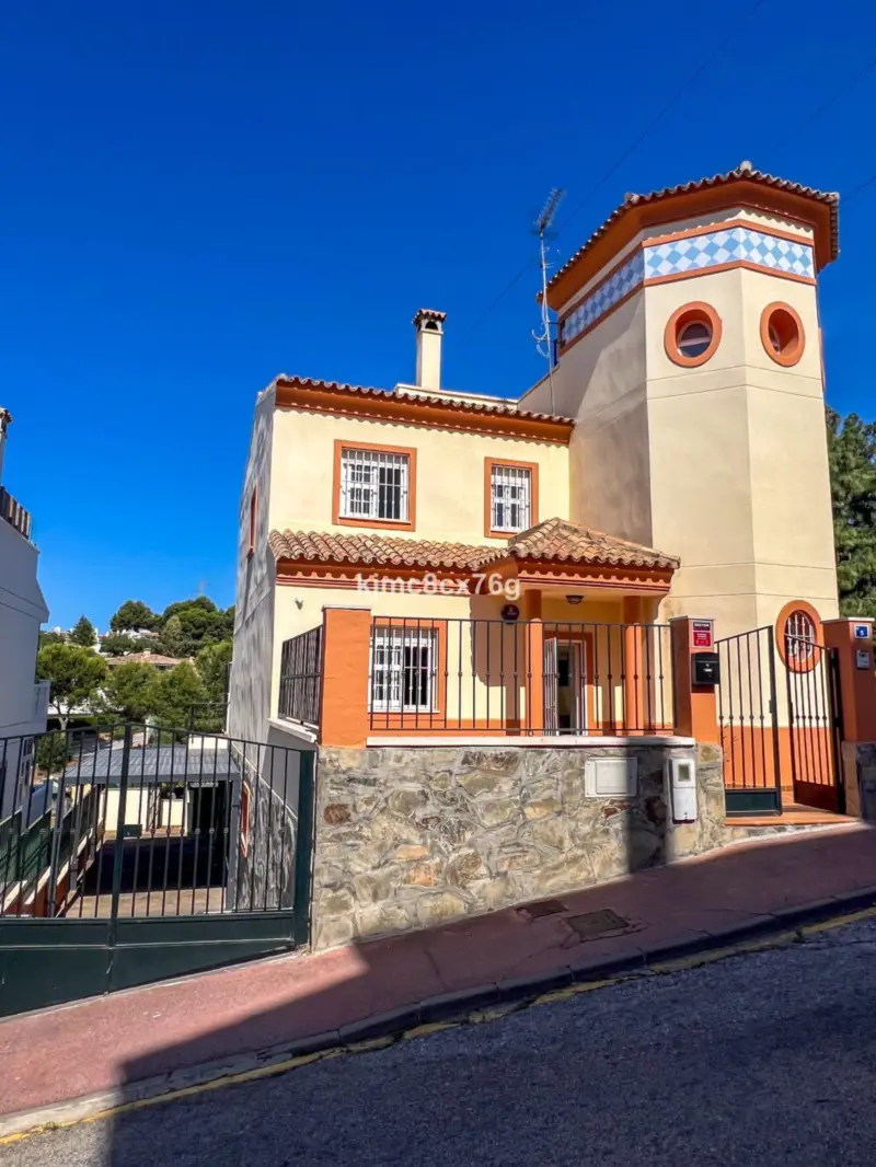 A spacious, high-quality villa overlooking the gol... — Costa del Sol · Calahonda