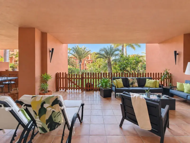 FOUR BEDROOMS, SOUTH FACING AND A SPACIOUS TERRACE... — Costa del Sol · Estepona