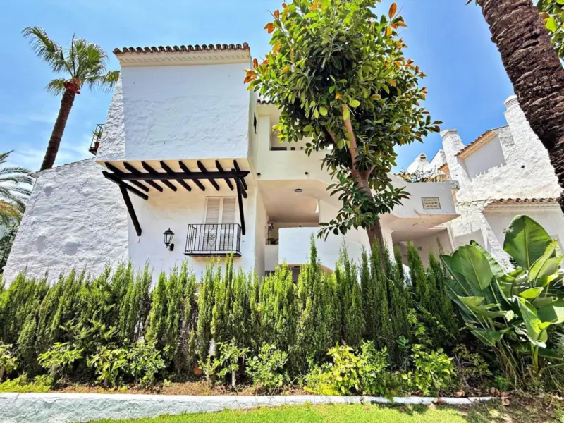 In the exclusive Jardines de las Fuente urbanizati... — Costa del Sol · Puerto Banús