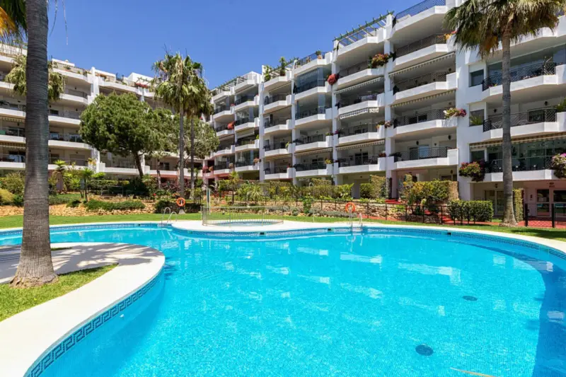 LOCATION! Discover the perfect coastal retreat wit... — Costa del Sol · Calahonda