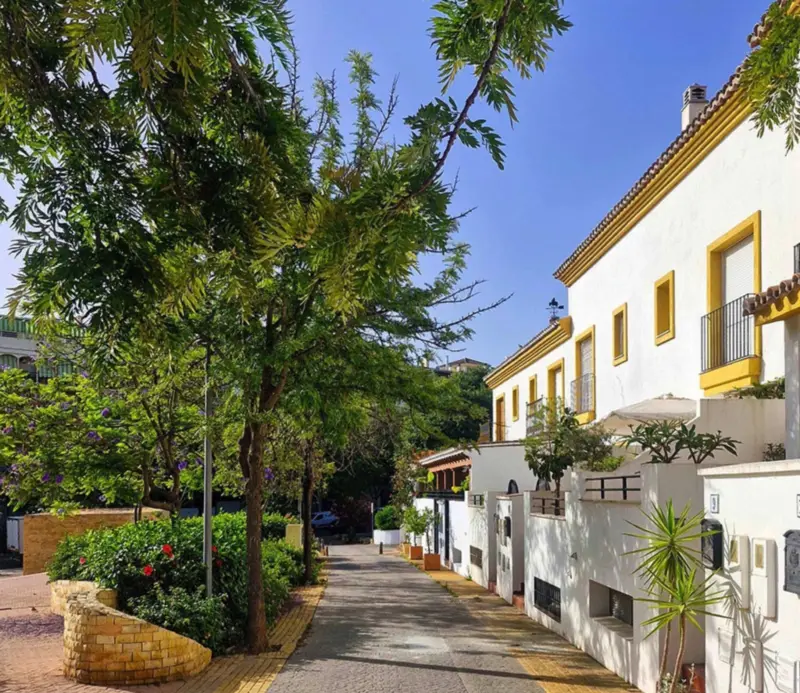 Spacious 4-Bedroom Family Townhouse with Private P... — Costa del Sol · Estepona