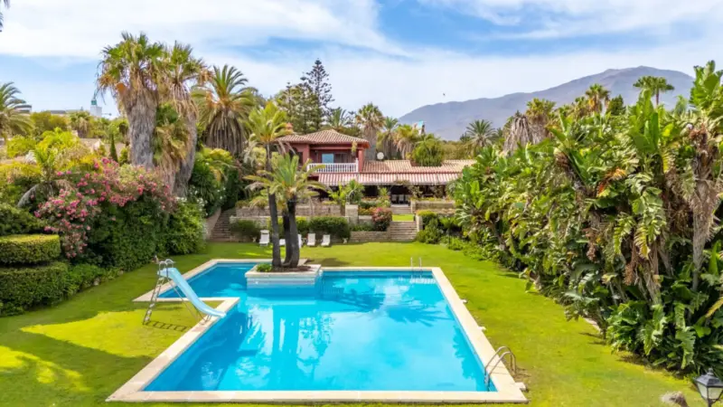 Situated on an extraordinary frontline beach plot... — Costa del Sol · Estepona