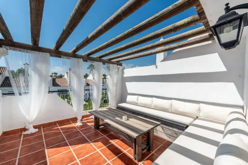 Welcome to this elegant townhouse in one of Marbel... — Costa del Sol · Nueva Andalucía