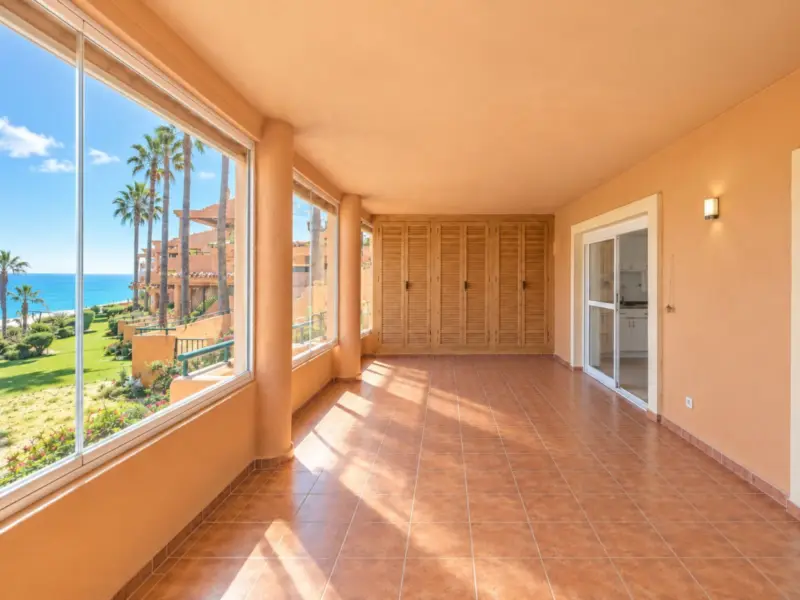 Beachfront Apartment in Estepona Wonderful grou... — Costa del Sol · Estepona