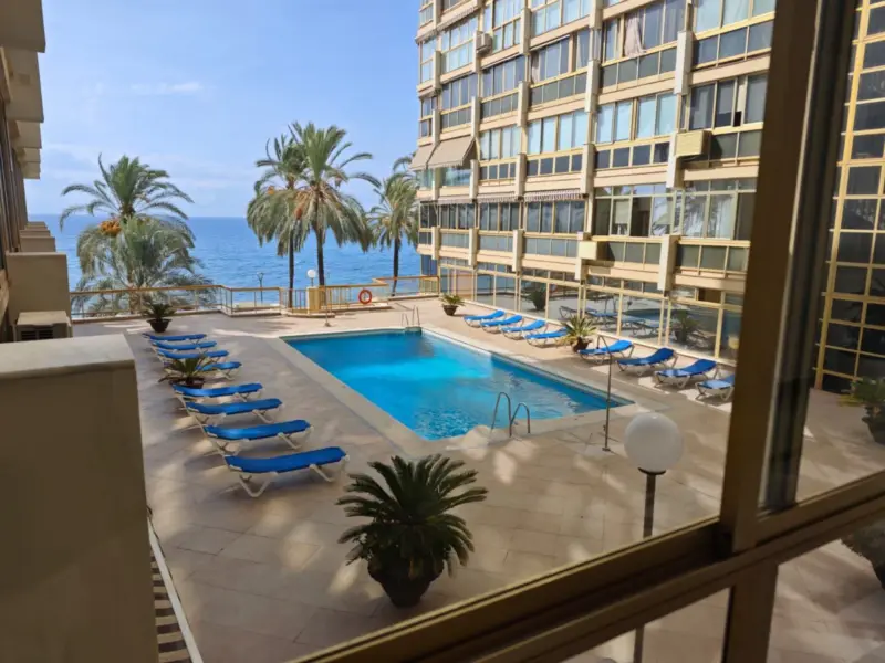 Beachfront 2-Bedroom Apartment with Direct Sea Vie... — Costa del Sol · Marbella