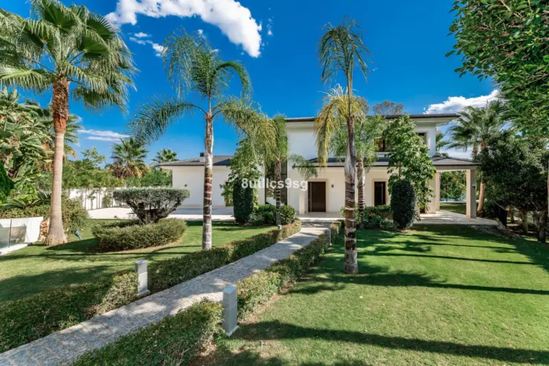 Located in the prestigious area of Los Naranjos,... — Costa del Sol · Nueva Andalucía