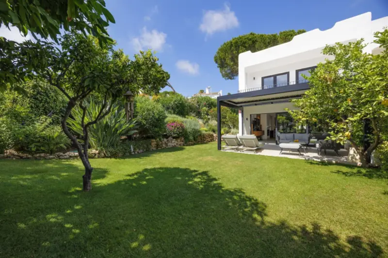Beautifully renovated frontline golf townhouse wit... — Costa del Sol · Nueva Andalucía