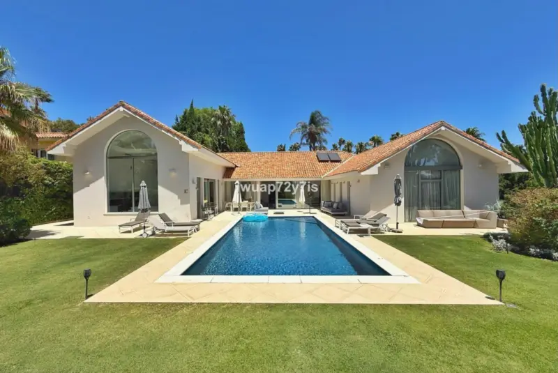 Elegant Five-Bedroom Mediterranean Villa Overlooki... — Costa del Sol · Sotogrande