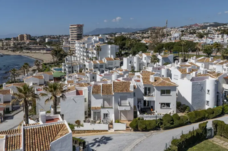 NEW TOWNHOUSE LOCATED IN THE EXCLUSIVE AREA OF MIR... — Costa del Sol · Miraflores