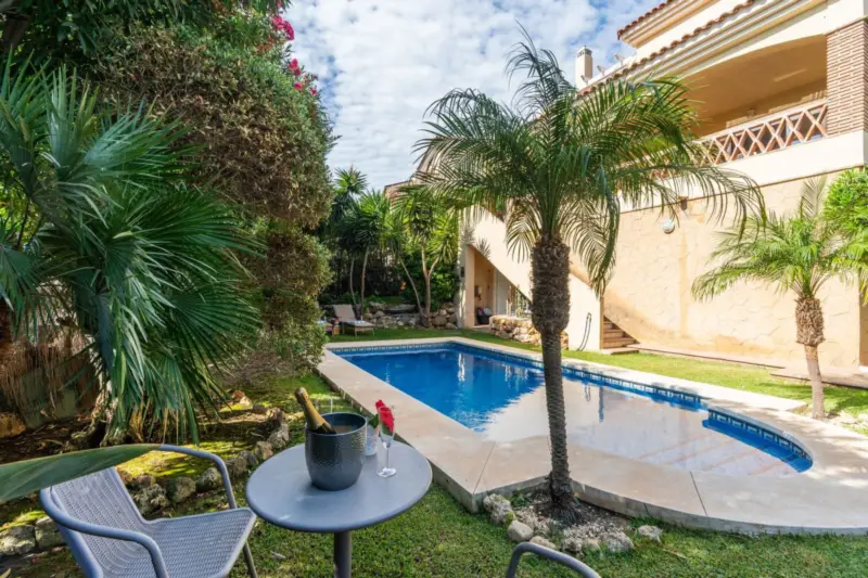 €940,000 — LARGE 4-BEDROOM VILLA WITH SEA & GOLF V... — Costa del Sol · Riviera del Sol